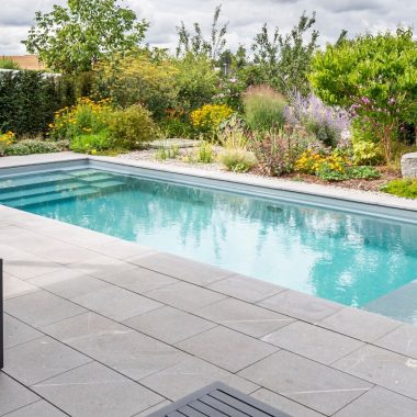 Dörflingen SH - Pool und Garten der Familie Kilian in Dörflingen SH, gebaut mit Technik von Balena durch Grimm Gartenbau.