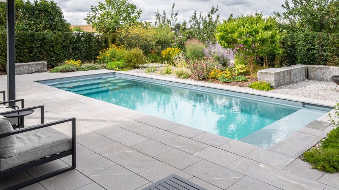 Dörflingen SH - Pool und Garten der Familie Kilian in Dörflingen SH, gebaut mit Technik von Balena durch Grimm Gartenbau.